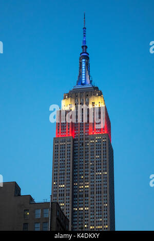 Empire State Building at night, montrant les couleurs du drapeau américain : rouge, blanc et bleu Banque D'Images