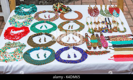 Les bijoux en perles, colliers, bracelets, à vendre comme souvenirs touristiques à l'Telerifico (funiculaire), Quito, capitale de l'Équateur, en Amérique du Sud Banque D'Images