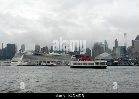 Un jour de pluie au début de septembre, un bateau Circle Line, qui transporte les visiteurs autour de Manhattan, les chefs de ses près de la station d'un terminal de bateaux de croisière et le Banque D'Images