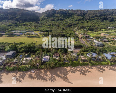 Vue aérienne de maisons en bord de mer sur la côte nord d'Oahu, Hawaii Banque D'Images