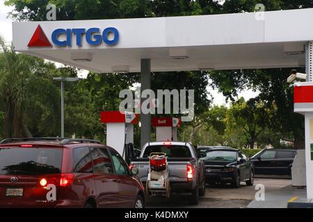 Les voitures sont les mailles du réseau essaie d'obtenir du gaz avant l'ouragan irma à citgo station sur la route de l'échantillon et powerline road à Pompano Beach, Floride Banque D'Images