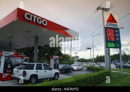 Les voitures sont les mailles du réseau essaie d'obtenir du gaz avant l'ouragan irma à citgo station sur la route de l'échantillon et powerline road à Pompano Beach, Floride Banque D'Images