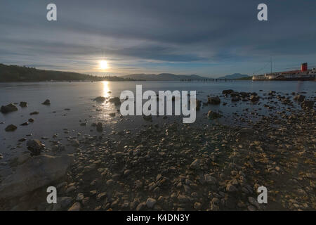 Coucher du soleil de la femme de chambre sur le Loch le Loch Lomond à Balloch Dunbartonshire de l'Ecosse Banque D'Images