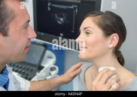 Woman getting ultrasound d'une thyroïde de médecin Banque D'Images