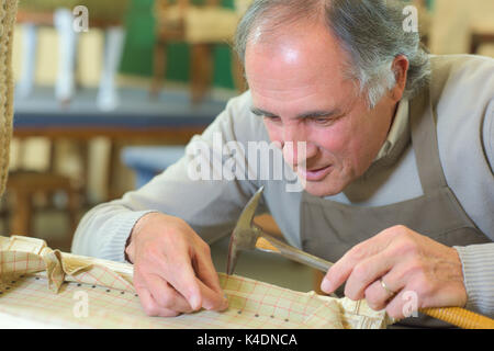 Président de l'homme dans son atelier de rembourrage Banque D'Images