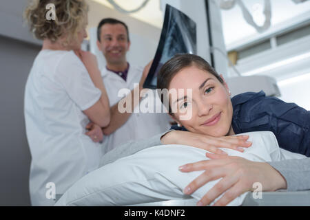Young female patient smiling at radiologue tout en passant par le test Banque D'Images