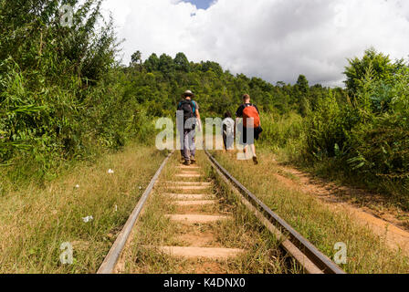 Les touristes à la suite de ligne de chemin de fer à des visites guidées à pied de Kalaw au lac Inles,l'État de Shan, Birmanie, Myanmar, en Asie du sud-est Banque D'Images