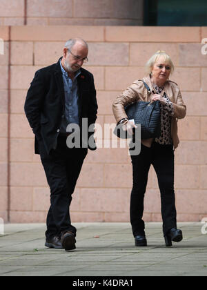 Jenni Hicks, dont les deux filles sont mortes à Hillsborough, et écrivain Jimmy McGovern arrivent à Preston Crown Court où cinq hommes font face à des accusations à la suite d'une enquête sur le désastre de Hillsborough et ses conséquences. Banque D'Images