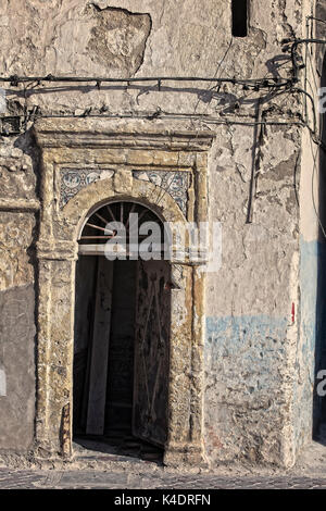 Porte dans l'ancien quartier juif d'Essaouira, Maroc. Banque D'Images