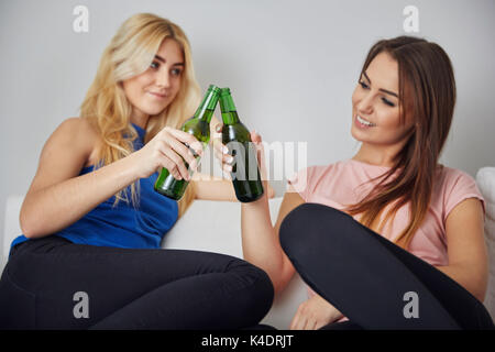 Portrait de deux belles amies, m'encourager avec des bouteilles de bière. Banque D'Images