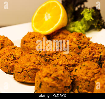 Entrée froide de lentilles rouges avec des boules de citron et verts au verso Banque D'Images