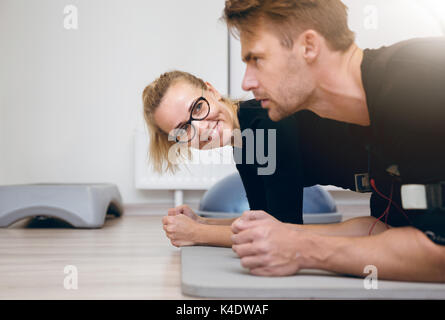 Portrait de femme à la salle de sport à la recherche au sportsman Banque D'Images