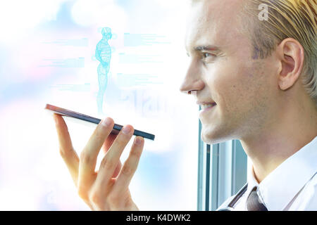 L'intelligence artificielle robot technologie hologramme conseiller concept.homme médecin utiliser ai smartphone écran popup wireframe demande de poser une question ou Banque D'Images