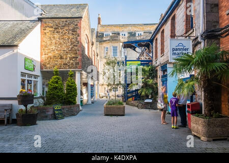 Cour arrière, Tinners Quay, Truro - boutiques dans un cadre isolé et agréable cour dans la ville de Truro. Banque D'Images