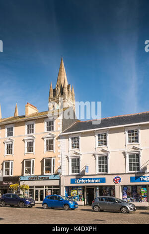 La tour de la cathédrale de Truro Truro - vu monter au-dessus de boutiques et magasins dans Boscawen street dans le centre-ville de Truro. Banque D'Images