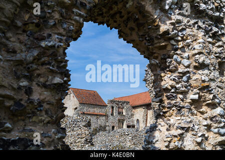 Grâce à une vieille porte à la demeure de Château Acre Prieuré en plein coeur de la campagne du Norfolk. Banque D'Images