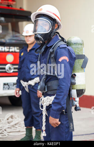 Myanmar les pompiers d'un appareil respiratoire autonome sur la pratique hebdomadaire d'exercice, Hsipaw, Myanmar Banque D'Images