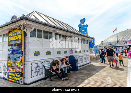 Les toilettes publiques sur la jetée de Brighton Banque D'Images