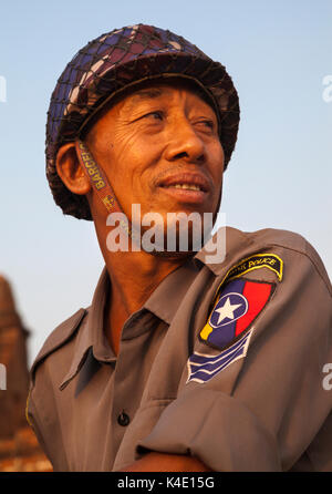 Agent de police en uniforme de garde dans la région de Mandalay, Myanmar. Banque D'Images