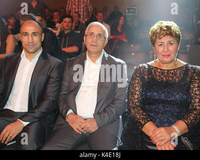 Le boxeur professionnel allemand Arthur Abraham Team Sauerland avec ses parents Banque D'Images