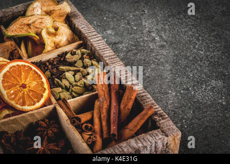 Épices de Noël pour la pâtisserie, cocktails, vin chaud, avec gingerbread cookies (étoile) - pomme, orange, cardamome, girofle, cannelle, l'anis. vieux w Banque D'Images