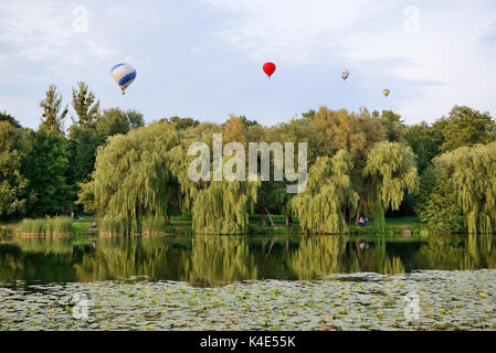 BILA Tserkva, Ukraine - le 25 août : La vue sur les ballons sont plus Olexandria Park et les visiteurs le 25 août 2017 à Bila Tserkva, Ukraine. L'balloo Banque D'Images