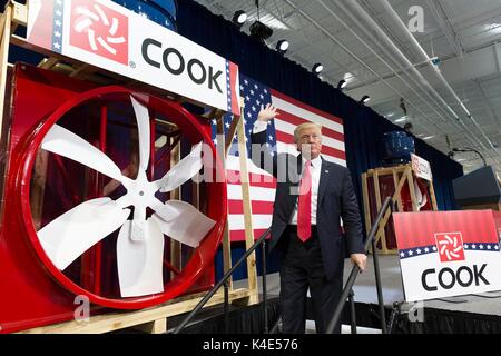 Le Président américain Donald Trump vagues après la livraison d'une adresse sur la réforme fiscale à la société Cook Loren, 30 août 2017 à Springfield, Missouri. Banque D'Images