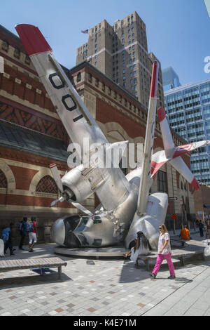 La sculpture de l'avion dans la rue en dehors de la Pennsylvania Academy of Fine Arts à Philadelphie, PA. Intitulé "Grumman Serre,' il a été dévoilé à la fin de 2011, la création de 27 ans, Jordan Griska, qui ont obtenu leur diplôme en 2008 de la Pennsylvania Academy of Fine Arts à l'intérieur du poste de pilotage est un groupe de serre. Banque D'Images