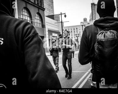 Des centaines de manifestants antifascistes prendre plus de centre-ville de Philadelphie à chasser un groupe de nationalistes blancs à Pro-Trump rassemblement à la fin de mars 2017. Banque D'Images