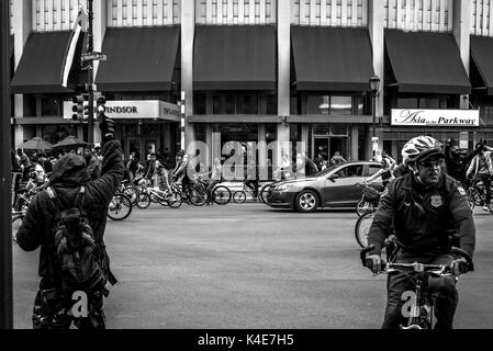 Des centaines de manifestants antifascistes prendre plus de centre-ville de Philadelphie à chasser un groupe de nationalistes blancs à Pro-Trump rassemblement à la fin de mars 2017. Banque D'Images