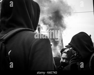 Des centaines de manifestants antifascistes prendre plus de centre-ville de Philadelphie à chasser un groupe de nationalistes blancs à Pro-Trump rassemblement à la fin de mars 2017. Banque D'Images