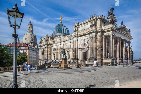 Allemagne, Saxe, Dresde, la Terrasse de Brühl, Académie des beaux-arts de Dresde avec le dôme en verre, surnommé 'le presse-citron' avec un golden Banque D'Images