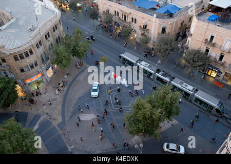 Le tramway ou train léger sur rail pass sion square un des sommets du triangle commercial du centre-ville de Jaffa road west Jérusalem israël Banque D'Images