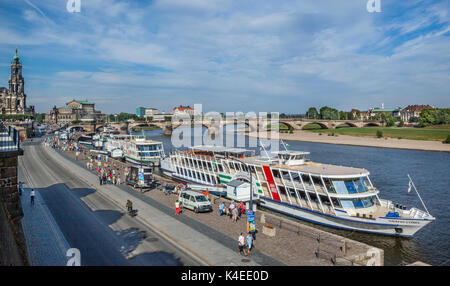 Allemagne, Saxe, Dresde, vue sur Terrasse de Brühl et Elbe avec saloon navire 'August der Starke', Augustus pont, et le Semperoper Catho Romain Banque D'Images