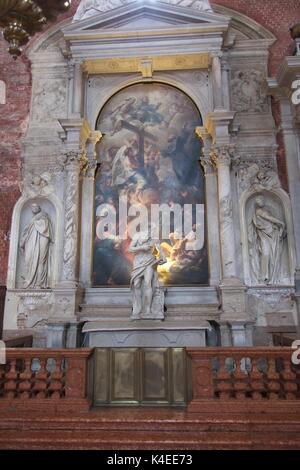 Venise Vénétie Italie. L'intérieur de Santa Maria Gloriosa dei Frari, San Giuseppe da copertino autel. Peinture de Giuseppe Nogari, statues de San Girolamo Banque D'Images