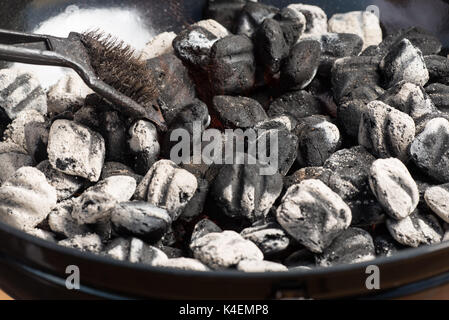 Close-up of hot pit BBQ briquettes de charbon, de l'alimentation arrière-plan ou la texture. Banque D'Images