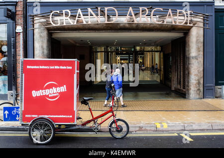 Livraison Eco - un vélo cargo appartenant à la compagnie de la livraison du dernier kilomètre stationné à l'extérieur du centre commercial Grand Arcade à Cambridge UK Banque D'Images