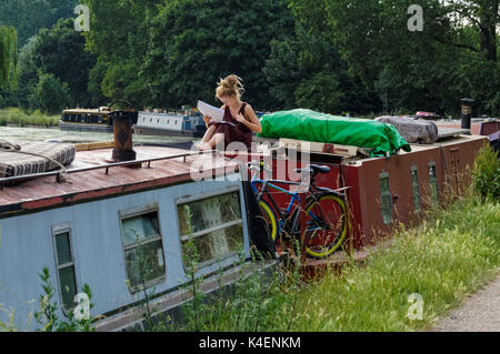 Péniches sur la rivière Lea à Hackney, Londres, Angleterre, Royaume-Uni, UK Banque D'Images