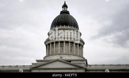 Le dôme de la Utah State Capitol building sur un ciel gris. Banque D'Images