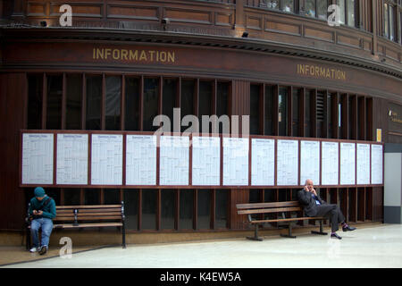 Informations lambrissés tables train sur le côté de la gare centrale de Glasgow concourse Banque D'Images