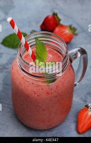 Les smoothies fraise, banane et jus d'orange dans un bocal de verre, gros plan Banque D'Images