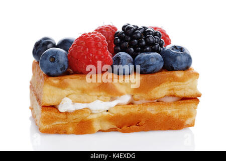 Gaufres viennois avec des bleuets, mûres et framboises isolé sur fond blanc Banque D'Images