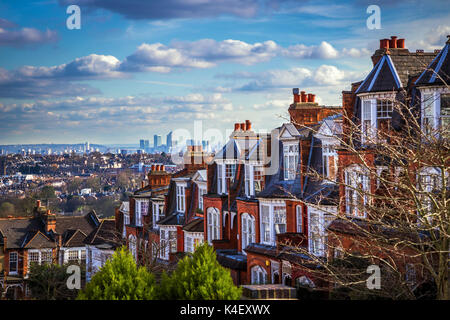 Londres, Angleterre - vue panoramique sur Londres et les gratte-ciel de Canary Wharf avec des maisons en briques britanniques traditionnelles Banque D'Images