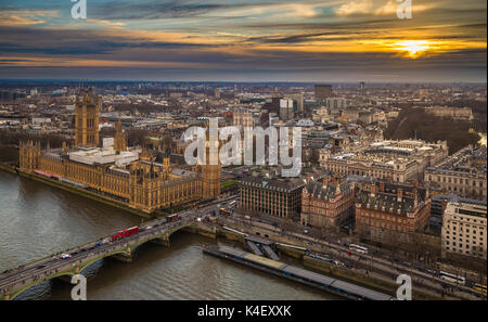 Londres, Angleterre - vue aérienne sur le Big Ben et le Parlement, Westminster Bridge avec bus rouges à impériale, église St Margaret, Banque D'Images