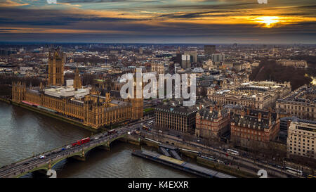 Londres, Angleterre - vue aérienne sur le Big Ben et le Parlement, Westminster Bridge avec bus rouges à impériale, église St Margaret, Banque D'Images