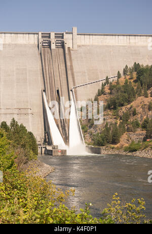 L'évacuateur draine l'eau du barrage vers le bas dans la rivière Clearwater dans Idaho Banque D'Images