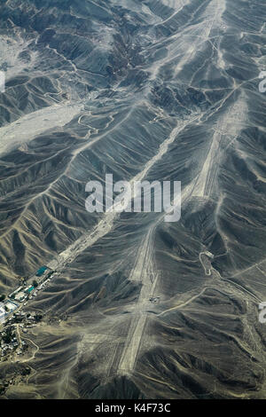 Papla, Lignes et géoglyphes antiques (Site du patrimoine mondial) dans le désert près de Nazca, Ica, Pérou, Amérique du Sud - vue aérienne Banque D'Images