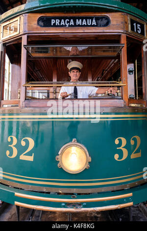 Homme orchestre d'un tramway historique restauré 1911 qui pose pour un portrait dans la ville de Santos, Etat de Sao Paulo, Brésil. Banque D'Images