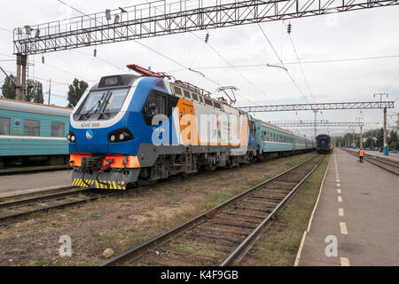 Les trains des chemins de fer kazakh et les chariots à la gare d'Almaty (Kazakhstan Banque D'Images