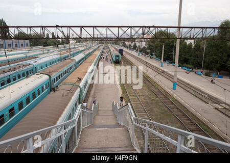 Les trains des chemins de fer kazakh et les chariots à la gare d'Almaty (Kazakhstan Banque D'Images